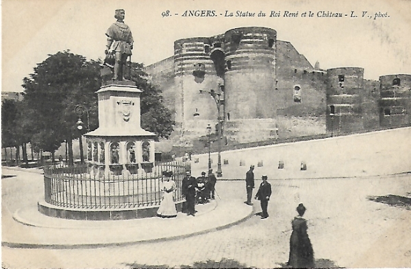 Carte Postale Angers statue du Roi Ren et le chteau